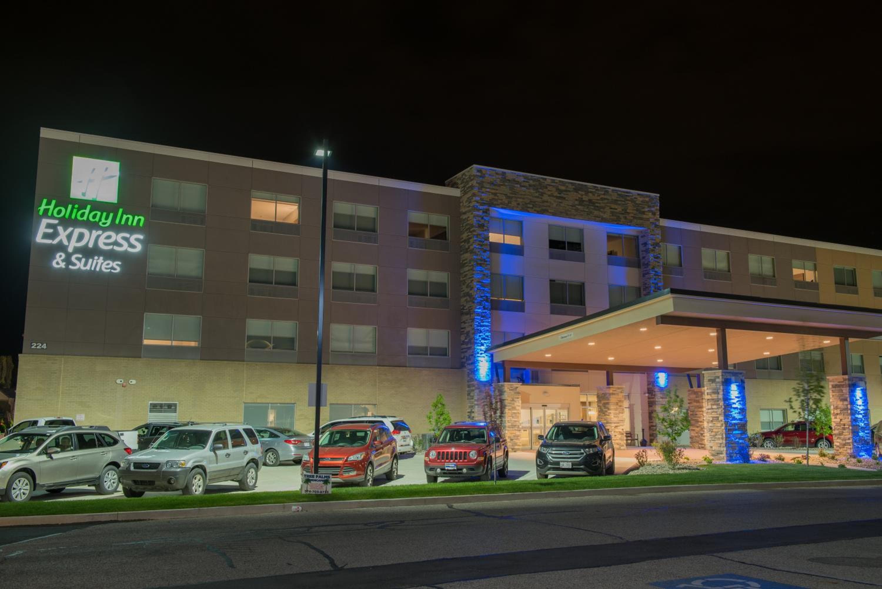 Holiday Inn Express & Suites - Warsaw - E Center by IHG — 1