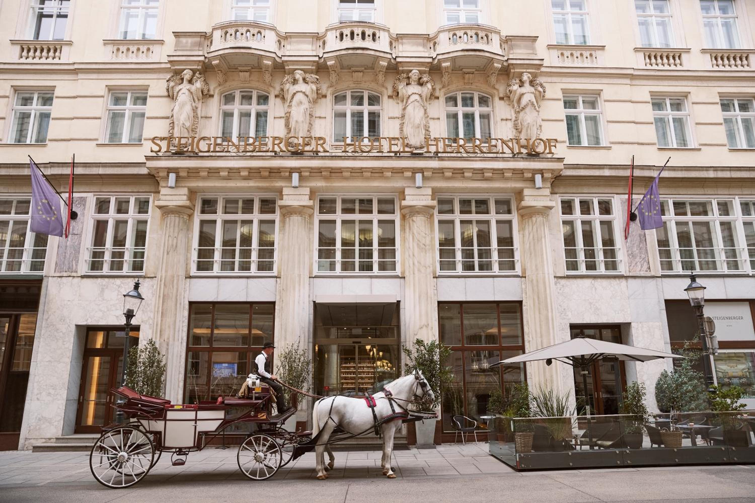 Steigenberger Hotel Herrenhof — 1