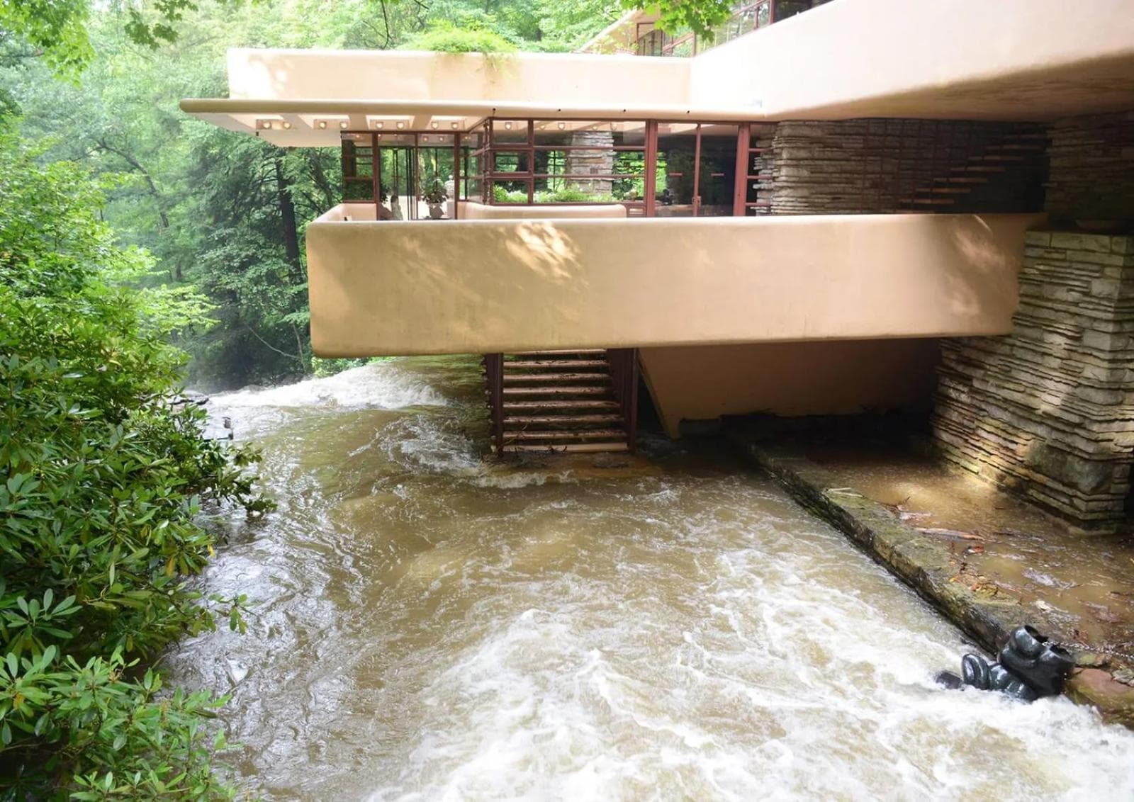 Familienhaus, Der Wasserfall, Lara — 1