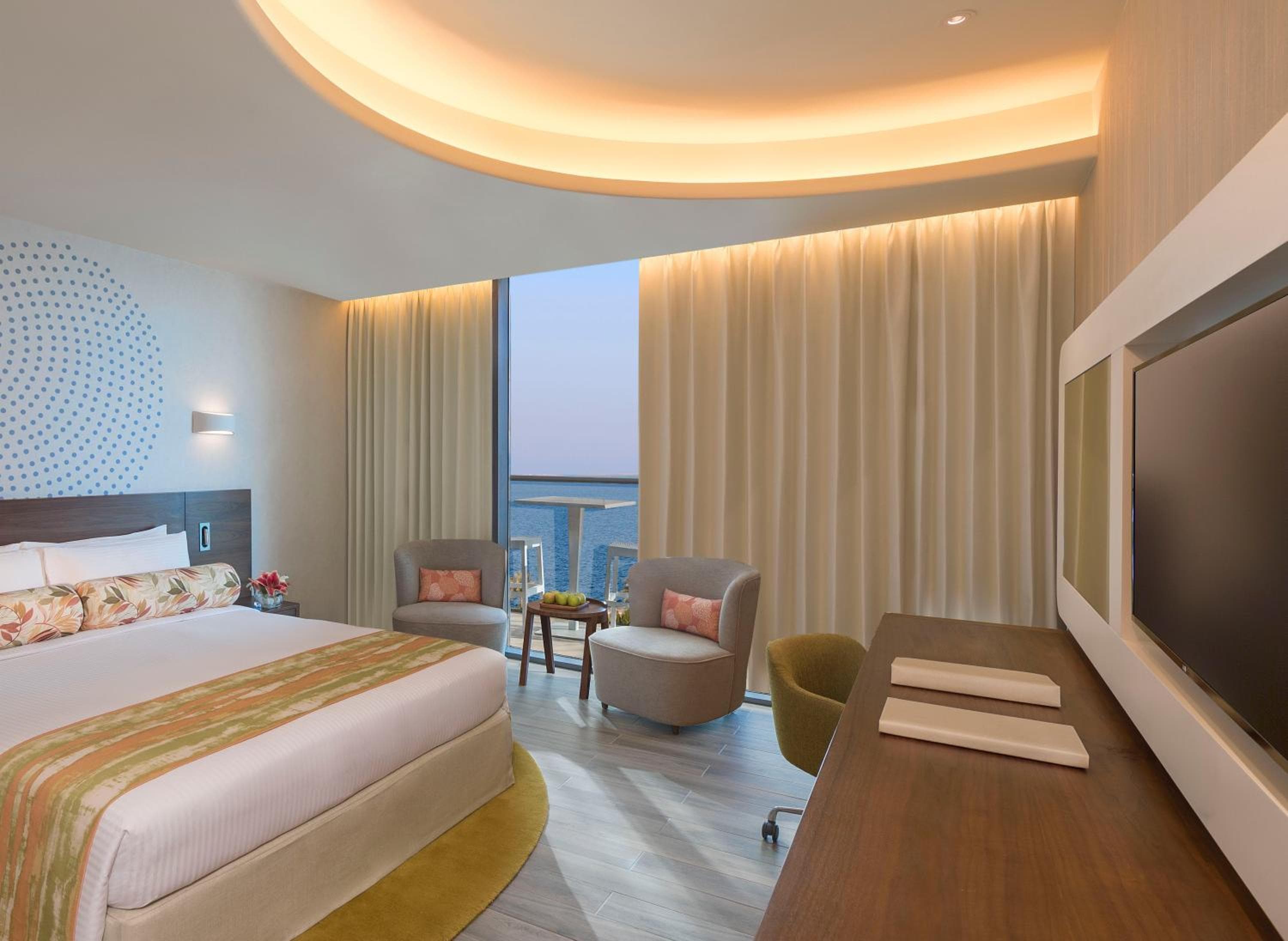 Deluxe One-Schlafzimmer Suite mit Balkon and seitlicher Meerblick - Club Lounge Access