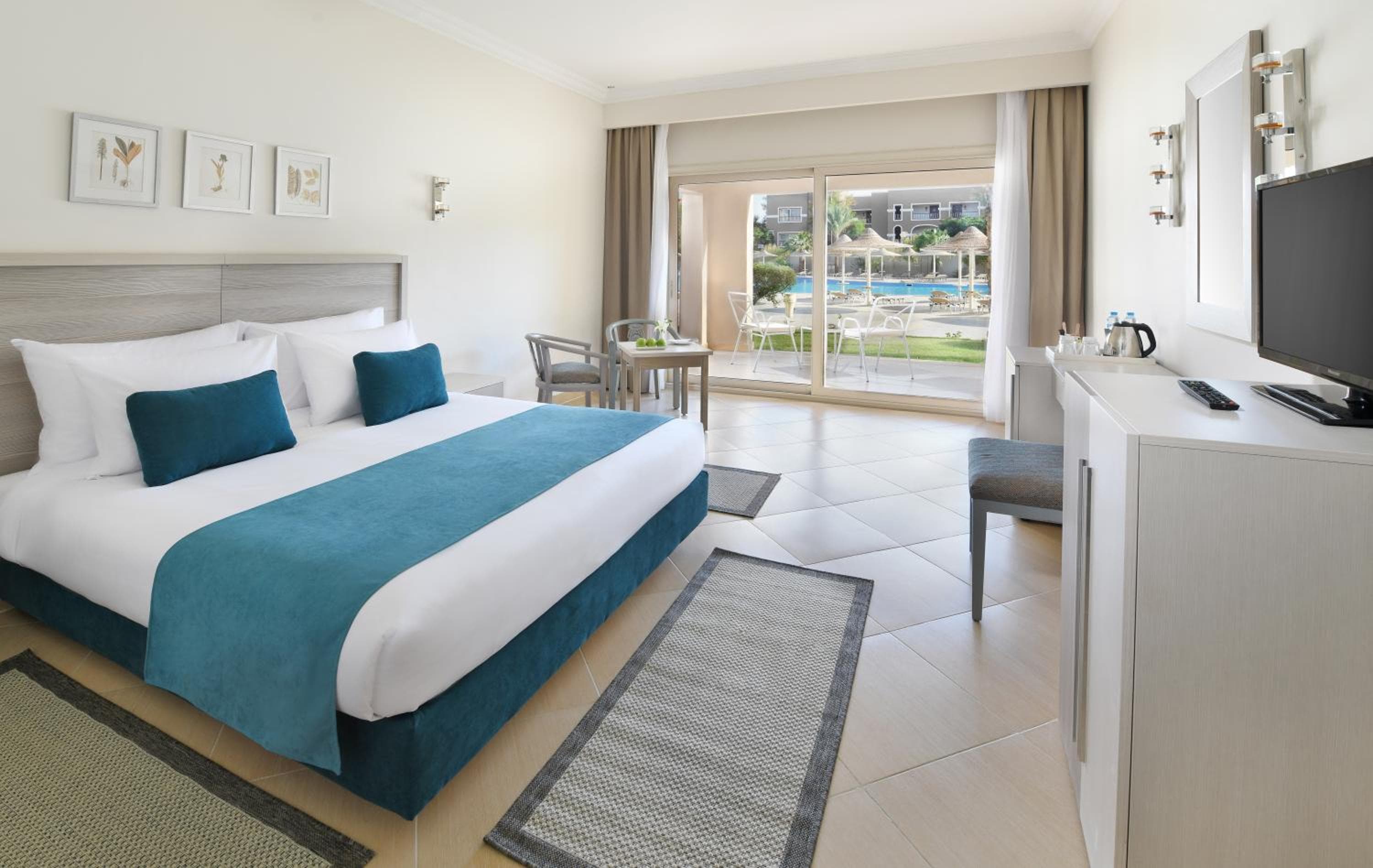 Camera Superior con Letto King-Size o 2 Letti Singoli e Vista Piscina