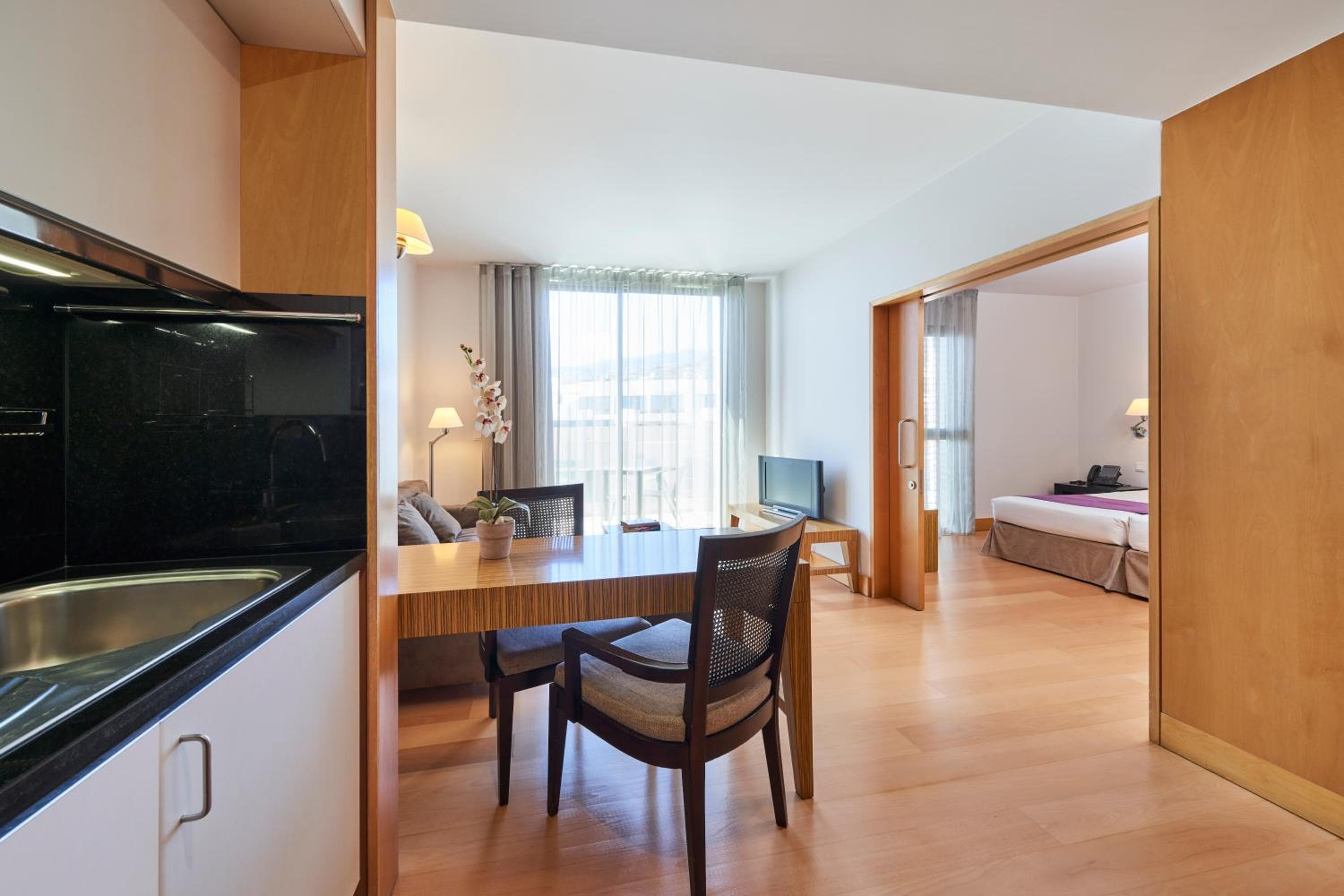 Apartamento de un dormitorio con vista lateral al mar.