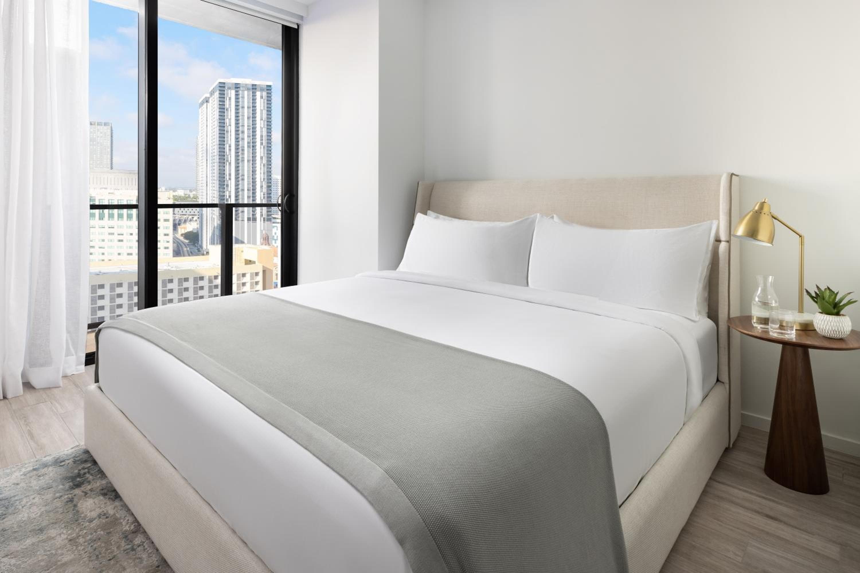 Stadtblick-One-Schlafzimmer-Suite mit Kingsize-Bett