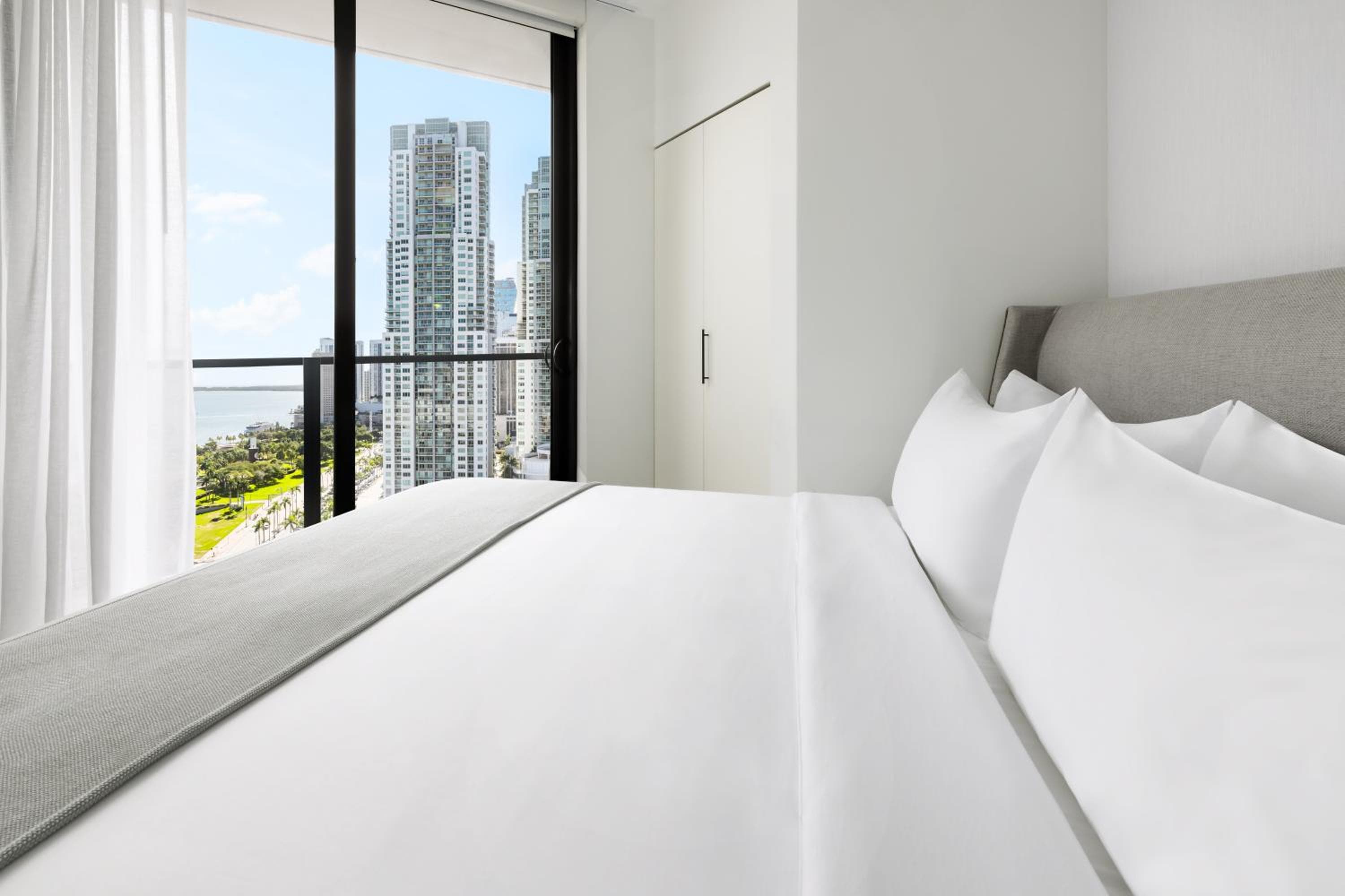 Suite mit einem Schlafzimmer und Kingsize-Bett mit Blick auf die Bucht