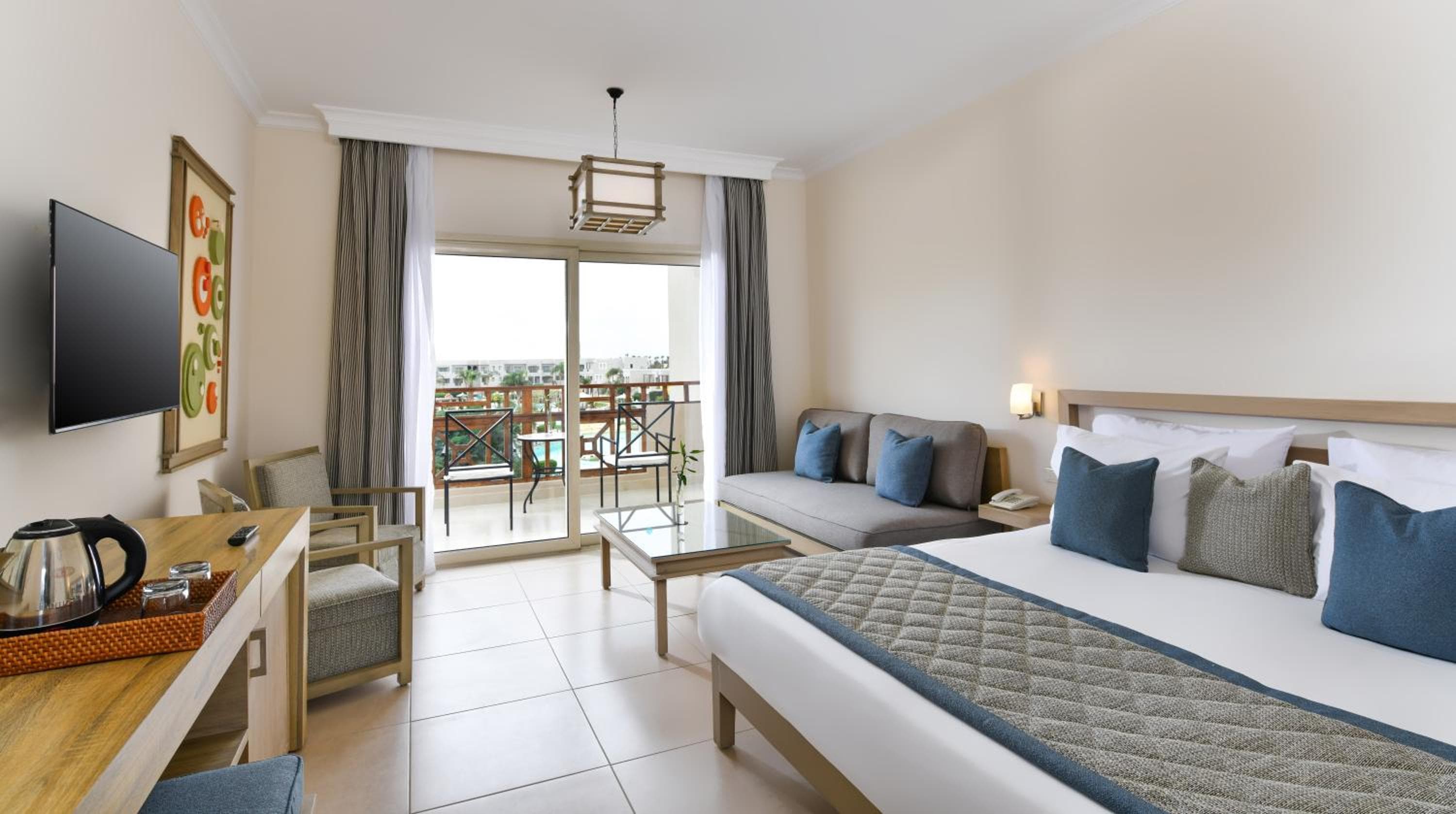 Camera Superior con Letto Queen-Size o 2 Letti Singoli e Vista Piscina