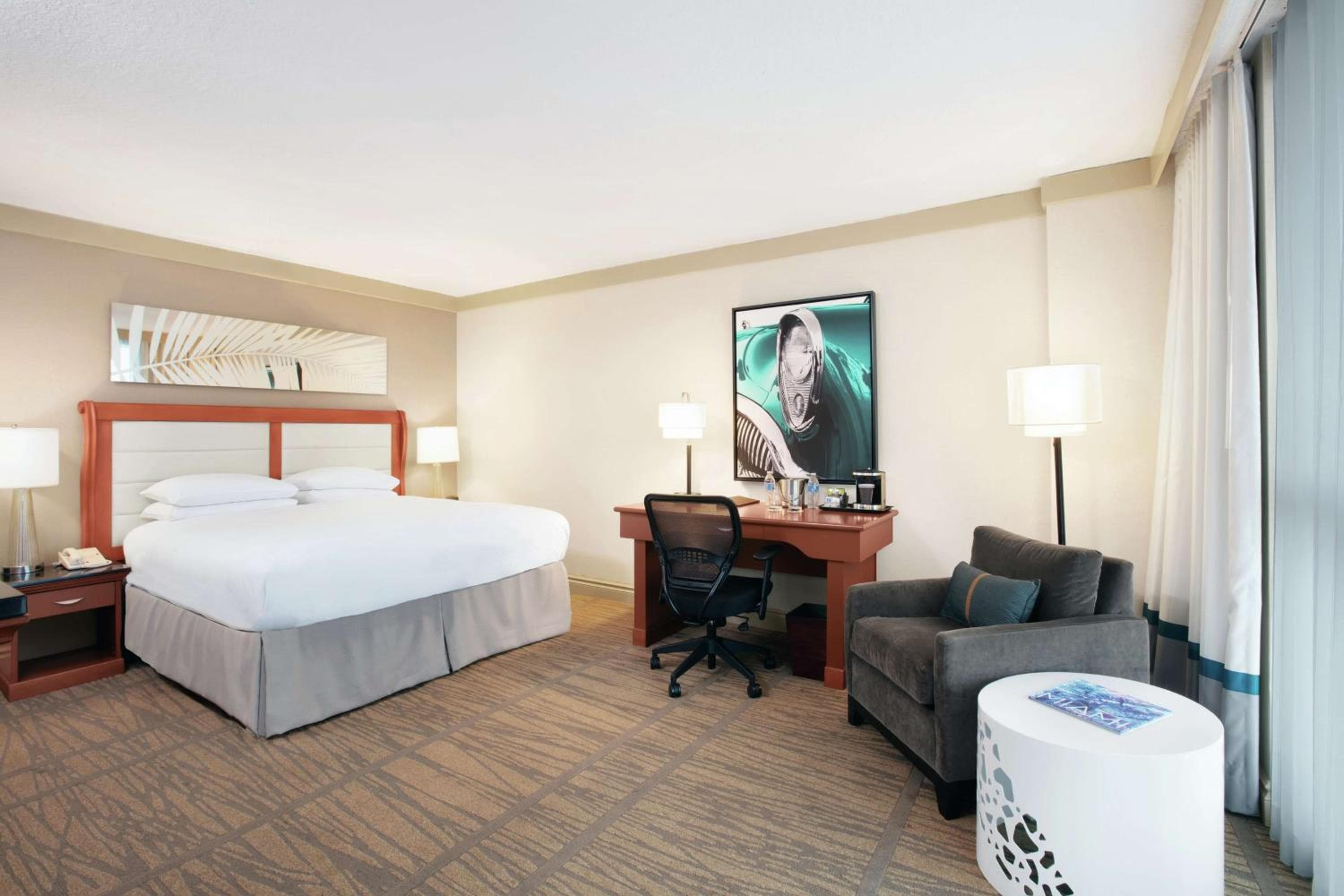 Chambre Lit King-Size avec Baignoire - Accessible aux Personnes à Mobilité Réduite