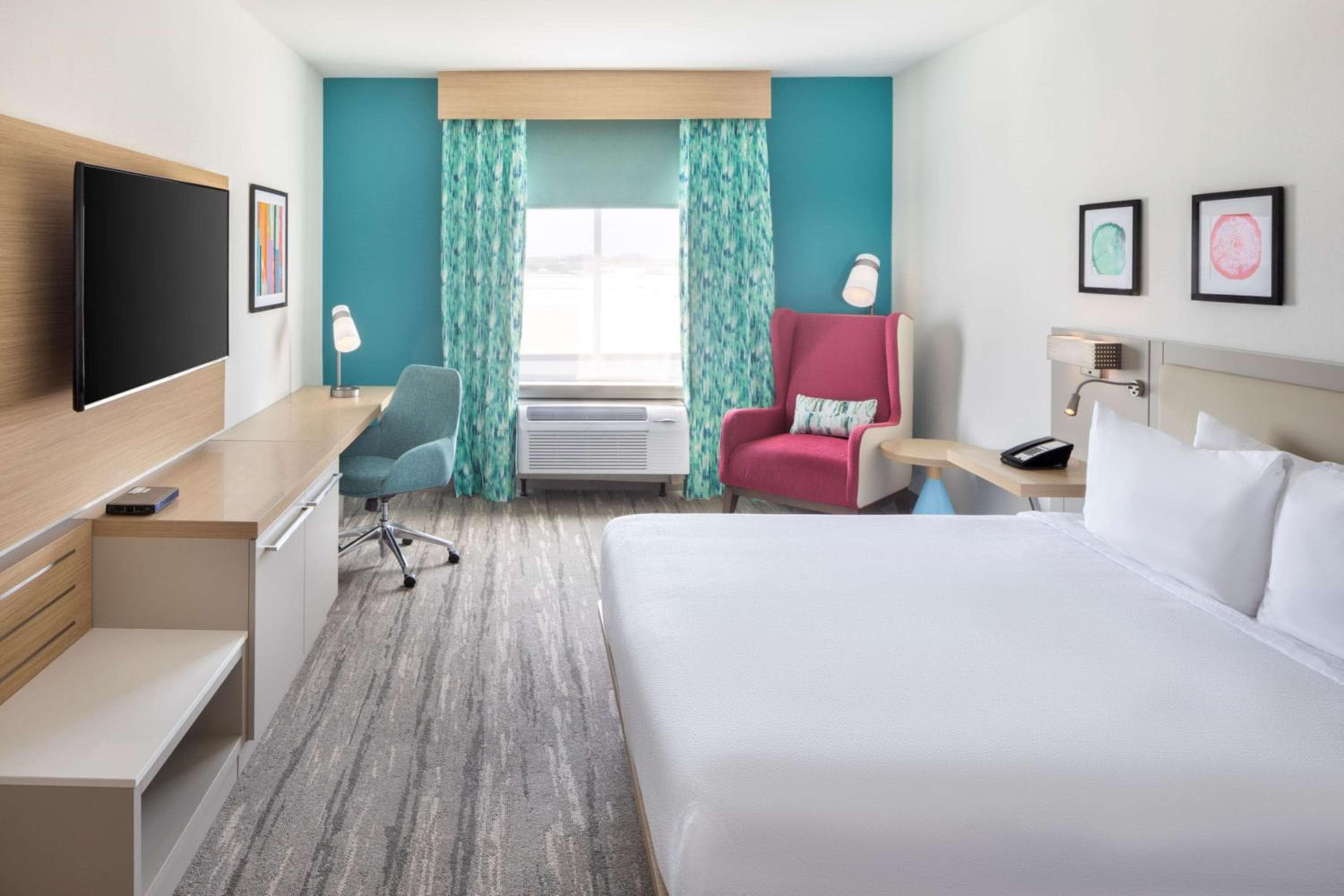 Chambre Lit King-Size avec Douche Accessible en Fauteuil Roulant - Adaptée aux Personnes à Mobilité Réduite
