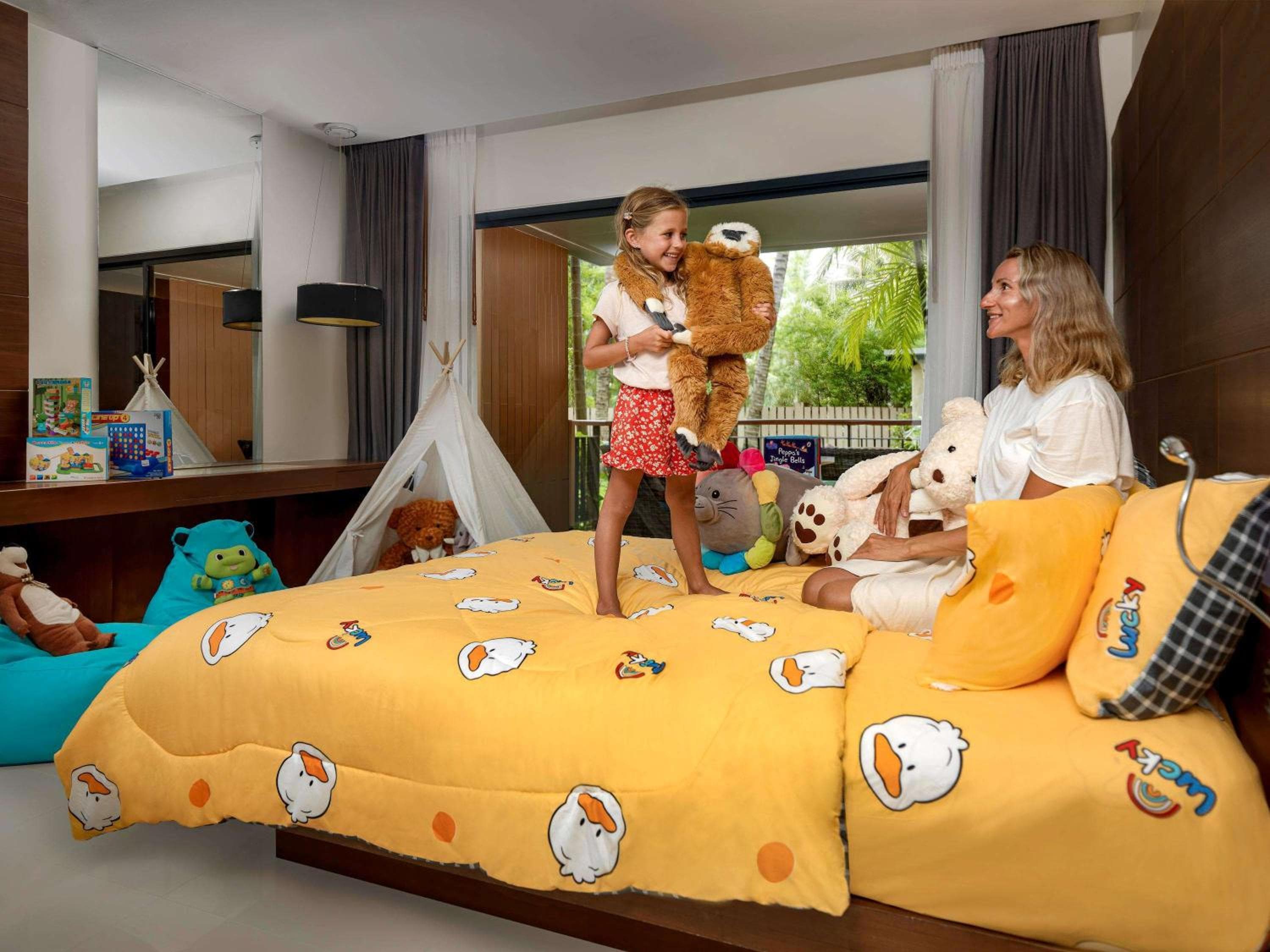 Familienzimmer mit Balkon und Gartenblick