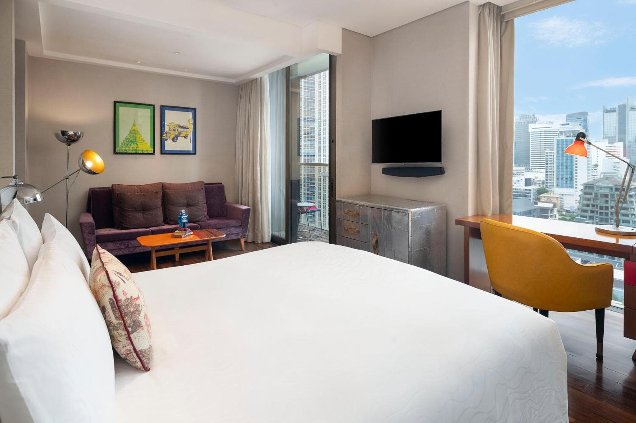 Standard Zimmer mit Kingsize-Bett und Balkon