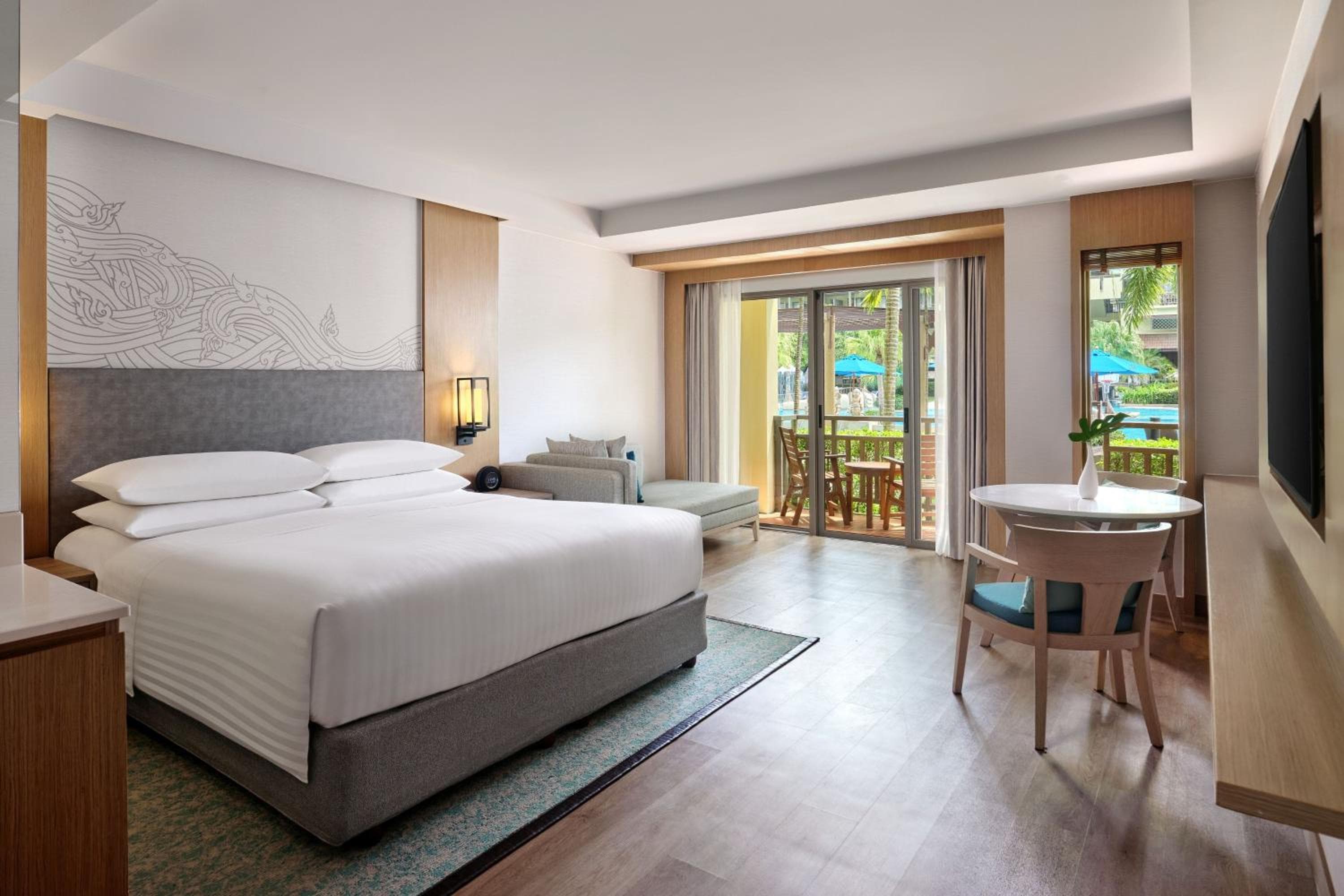 Habitación de huéspedes amplia, 1 cama King, vista a la piscina, terraza