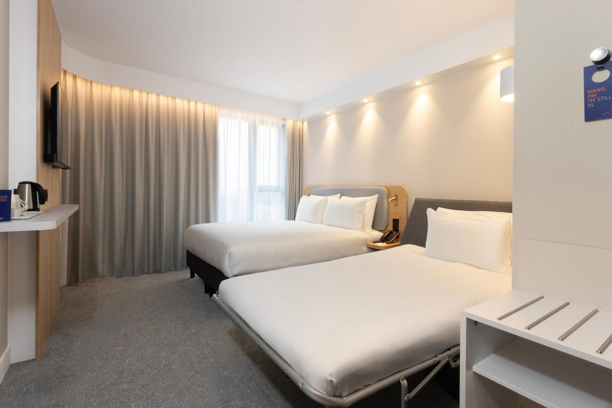 Standard Queen Room with Single Sofa Bed - Free Breakfast
