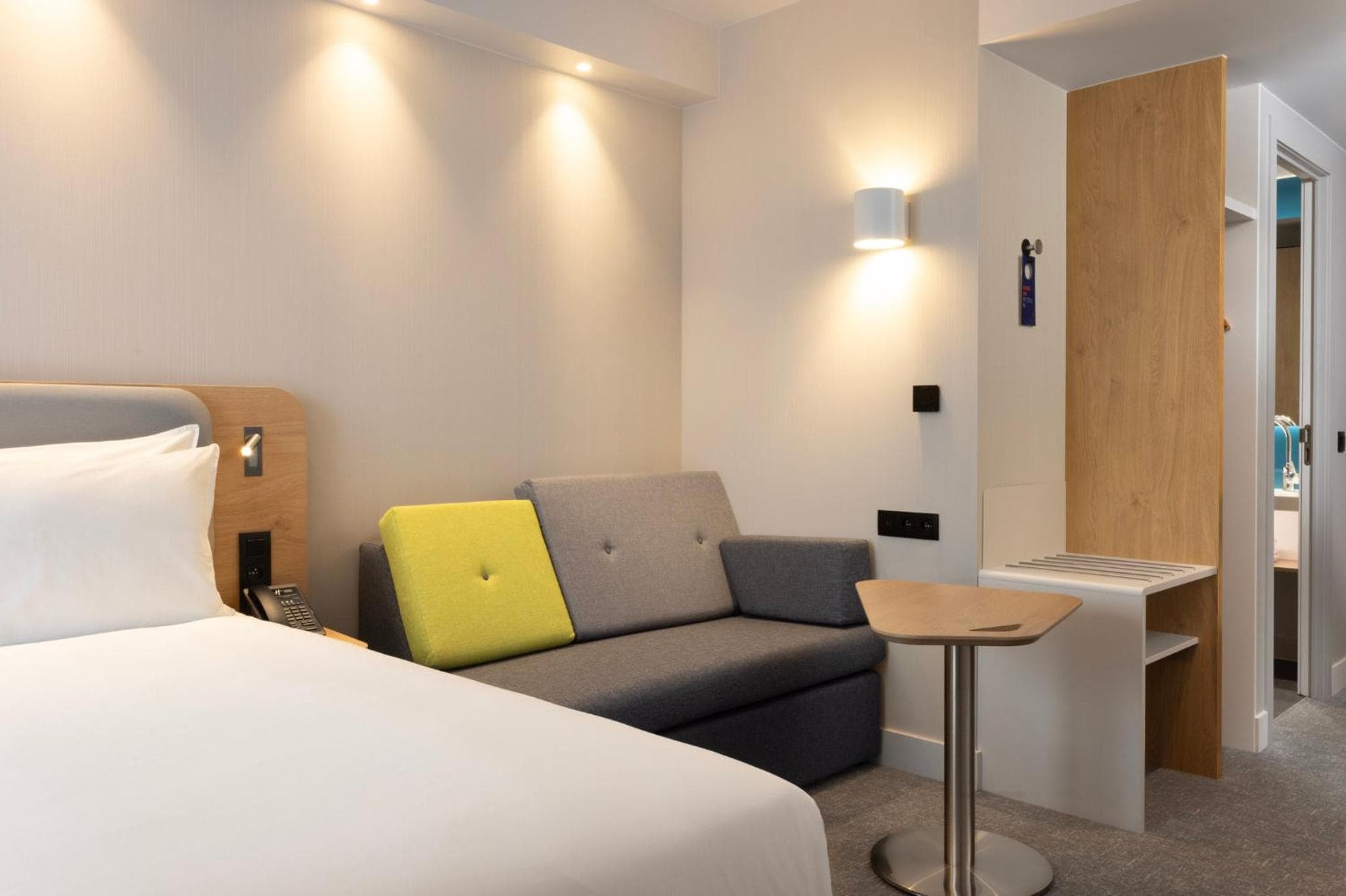 Standard Queen Room with Extra Floor Space - Free Breakfast