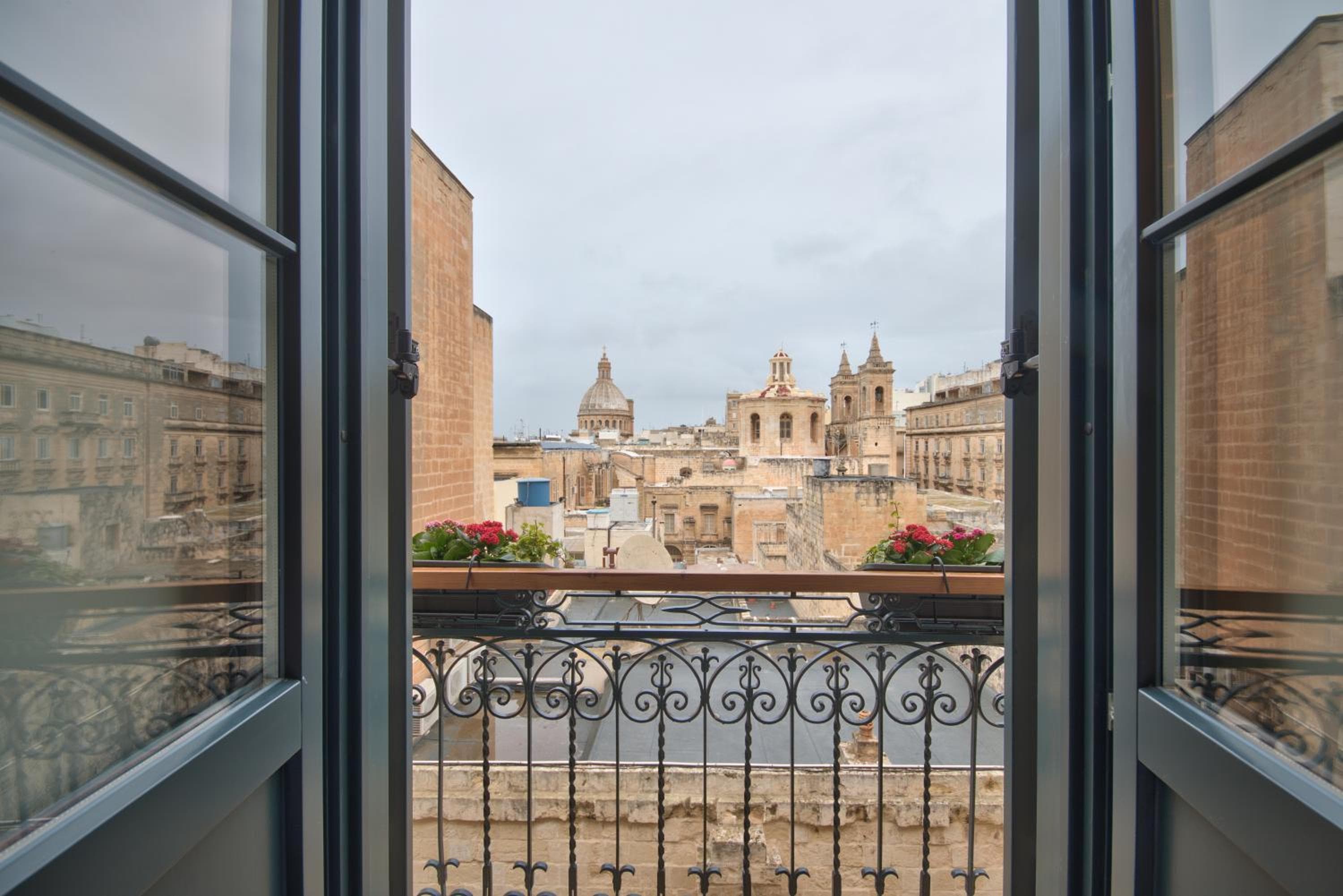 Zweibett- oder Doppelzimmer mit Balkon