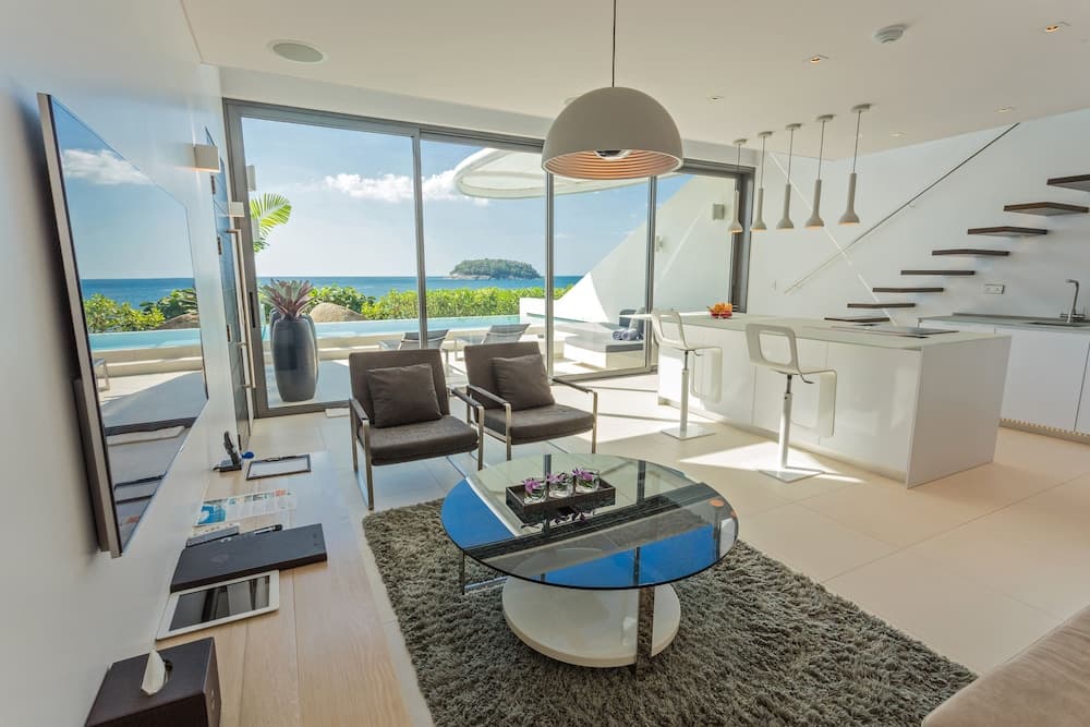 Loft de una habitación con piscina y vista al mar