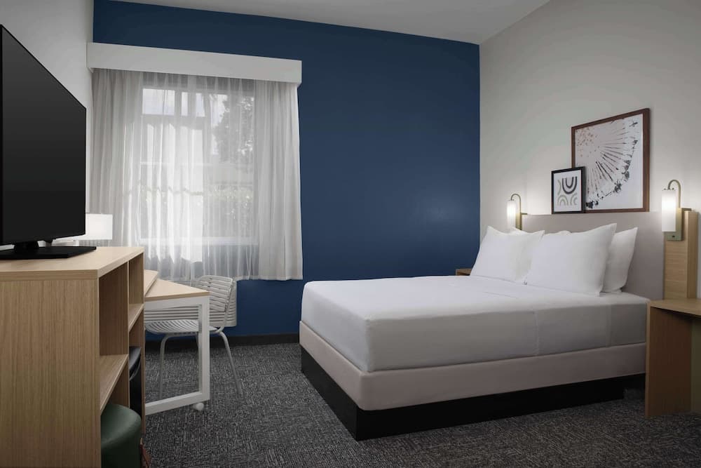 Room, 1 Queen Bed, Accessible (Mobility, Roll-In Shower)
