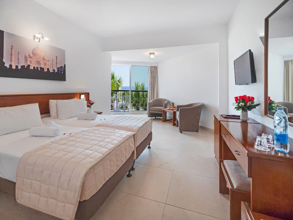 Habitación Doble Estándar o Twin, 1 Cama Doble o 2 Camas Individuales, Balcón, Vista Parcial al Mar