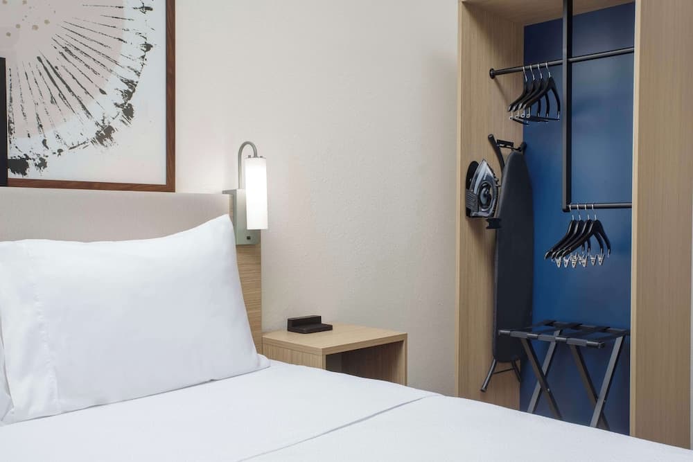 Room, 1 Queen Bed, Accessible (Mobility, Roll-In Shower)