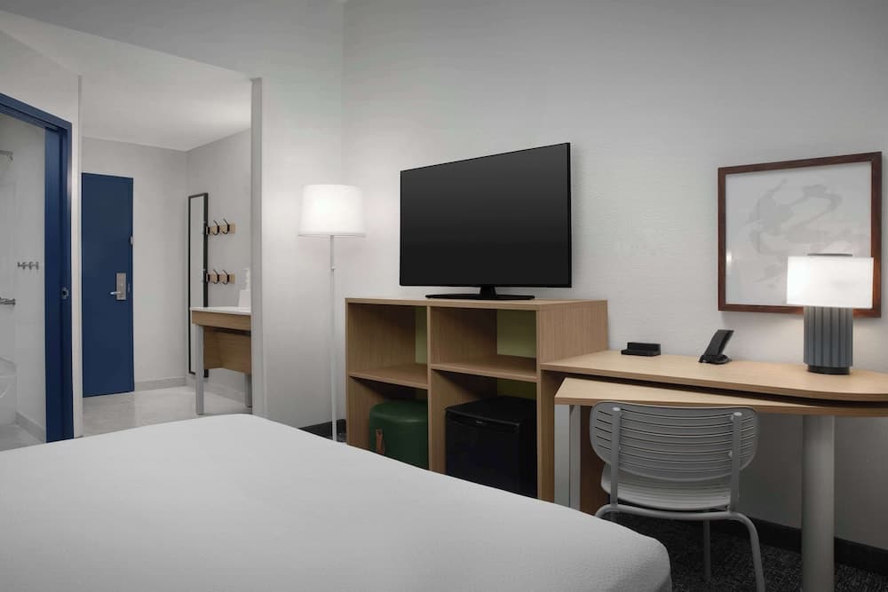 Room, 1 Queen Bed, Accessible (Mobility, Roll-In Shower)