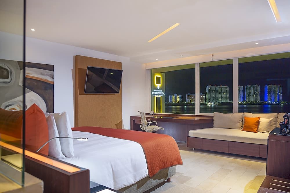 Room, 1 King Bed, Club Lounge Access, Lagoon View (Lagoon View)
