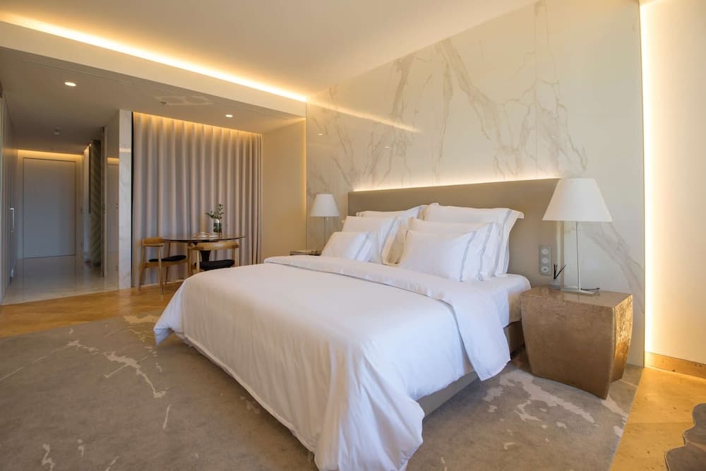 Avenue Room
