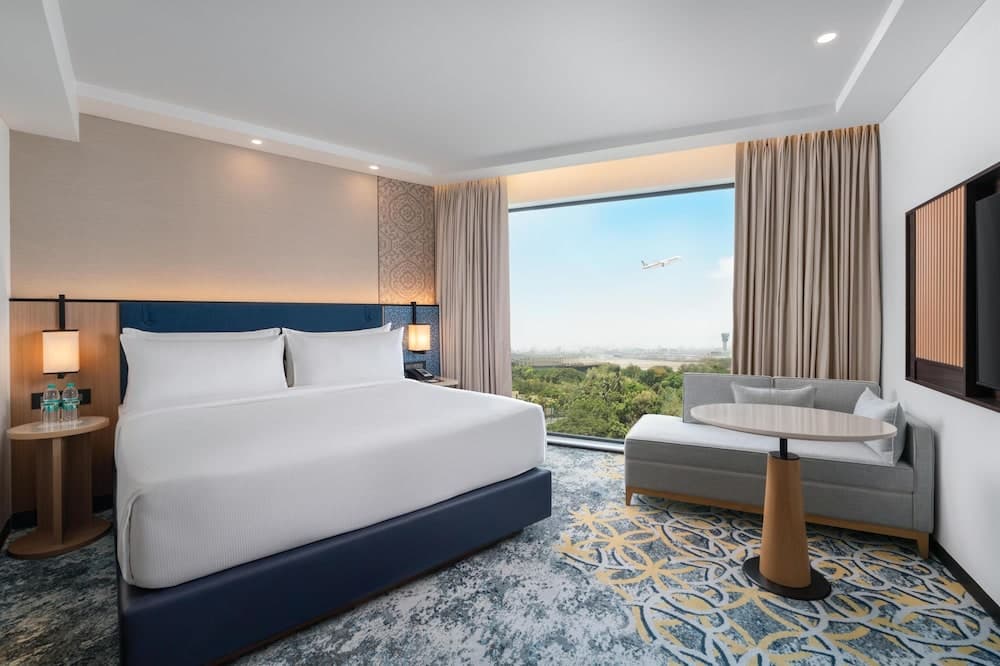 Deluxe Room, 1 King Bed (Runway View)
