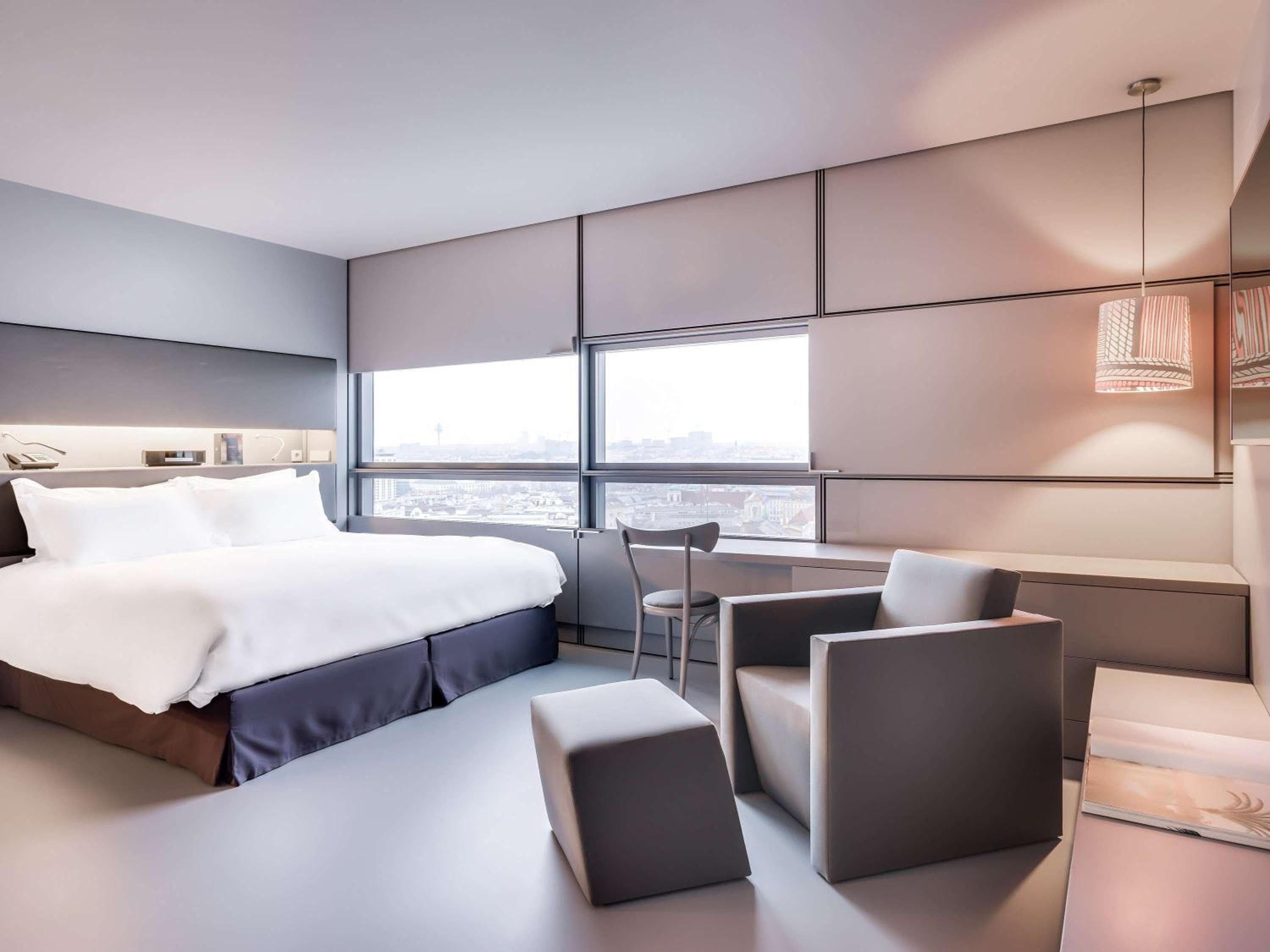 Deluxe – View of St. Stephen’s Cathedral, lower floors, king-size bed or Twin Beds