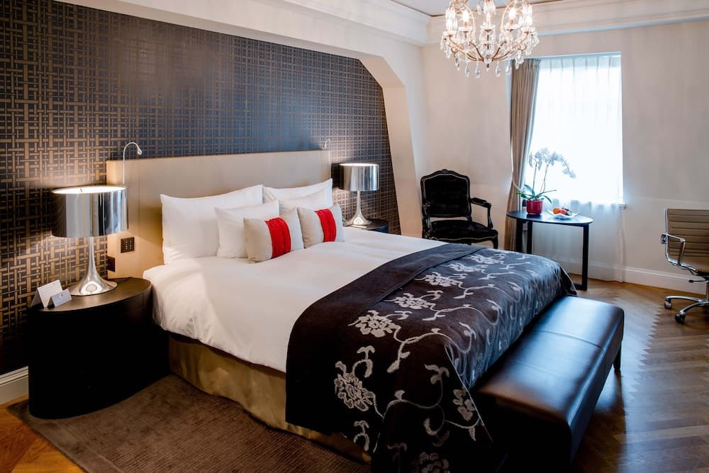 Room (Charming)