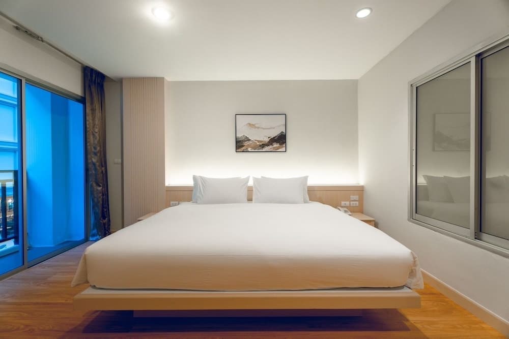 Suite, 1 King Bed, Balcony, City View