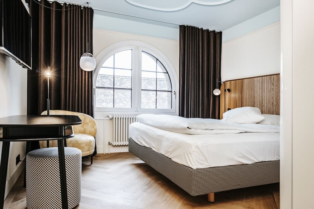 Business Room, 1 Queen Bed, Refrigerator (Converts to 2 Twin Beds)